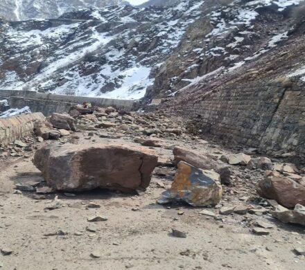 یک نفر بر اثر سقوط سنگ از ارتفاعات محور کندوان جان باخت