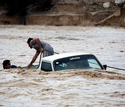 لاشه سومین خودروی گرفتار در سیلاب مازندران پیدا شد