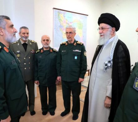 اعطای «نشان فتح» به سردار حاجیزاده، فرمانده نیروی هوافضای سپاه در پی عملیات درخشان «وعده صادق»